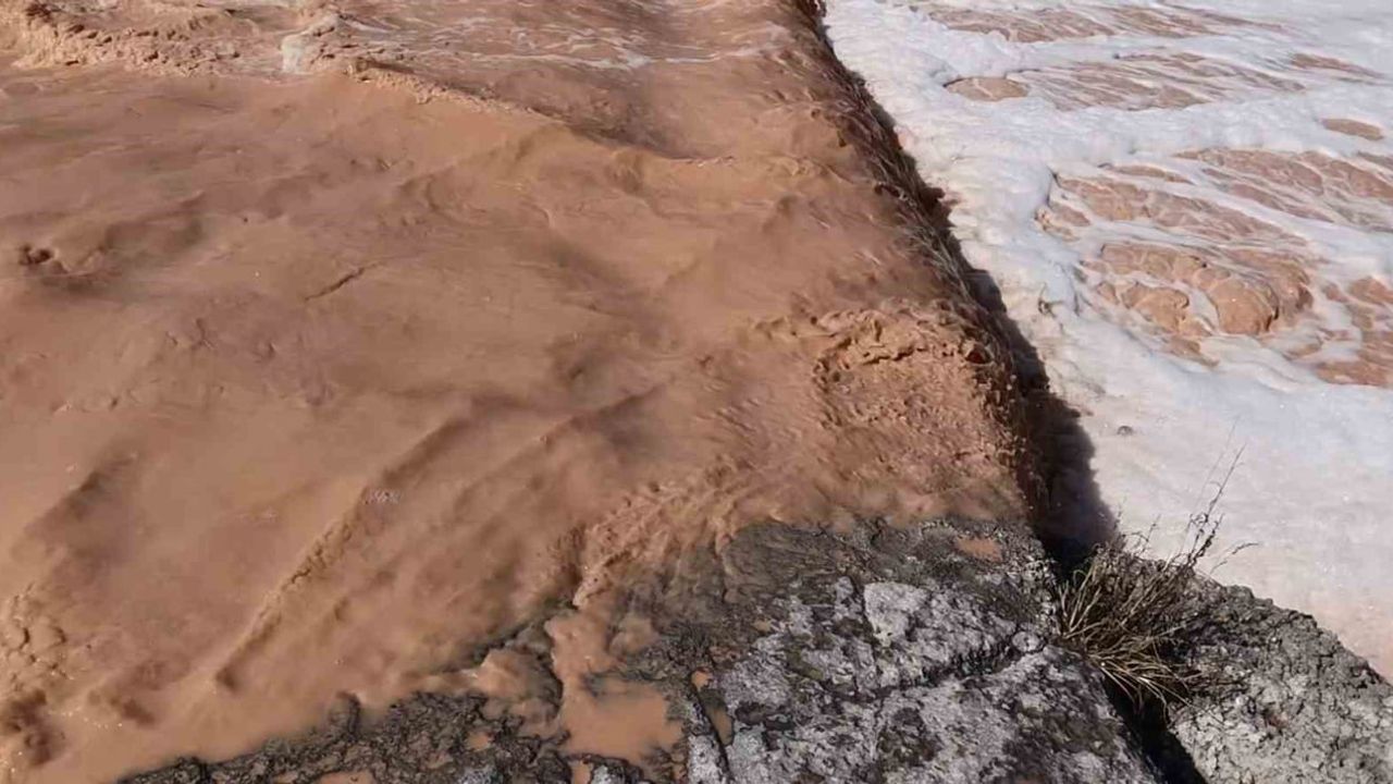 Elmacık Deresi'nde köpük ve koku, mahalle numune bekliyor