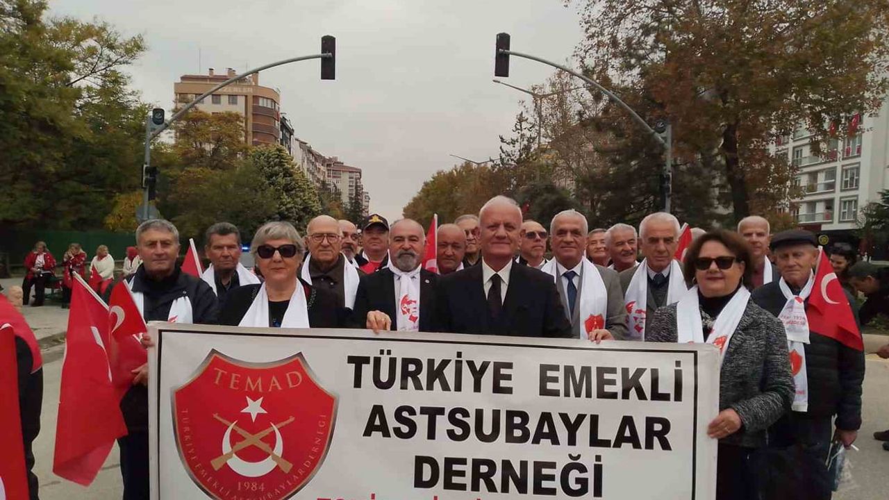 Emekli astsubaylar Eskişehir'de 29 ekim geçit töreninde yürüdü