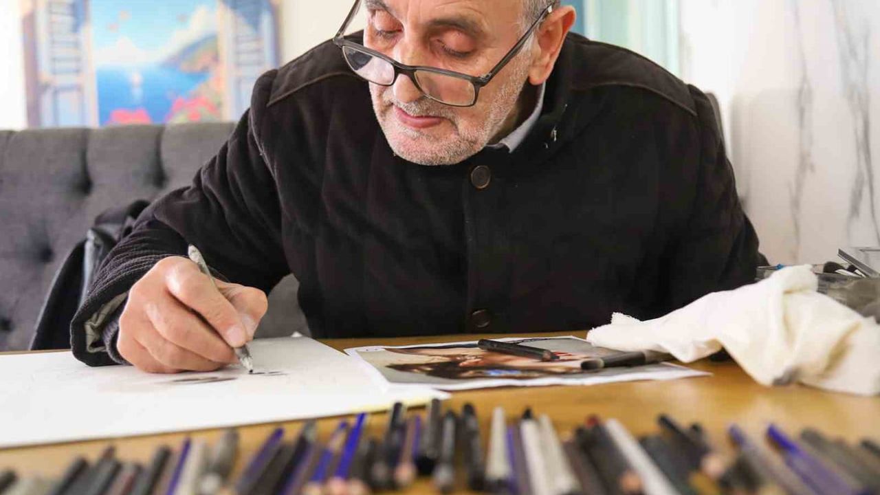 Emekliliğin fırçasıyla portreye hayat veren ressam