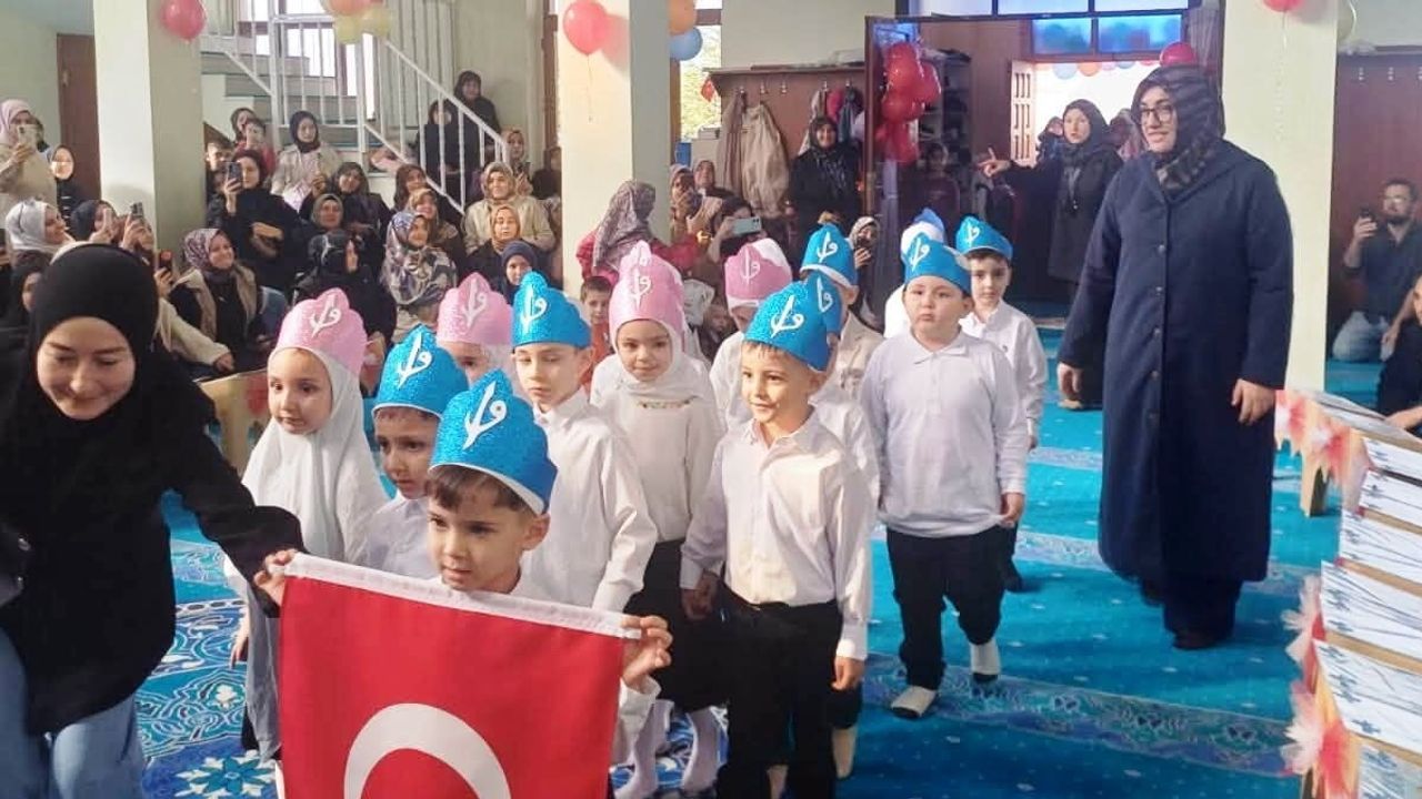Emet'te minikler bed-i besmele ile ilim yolculuğuna adım attı