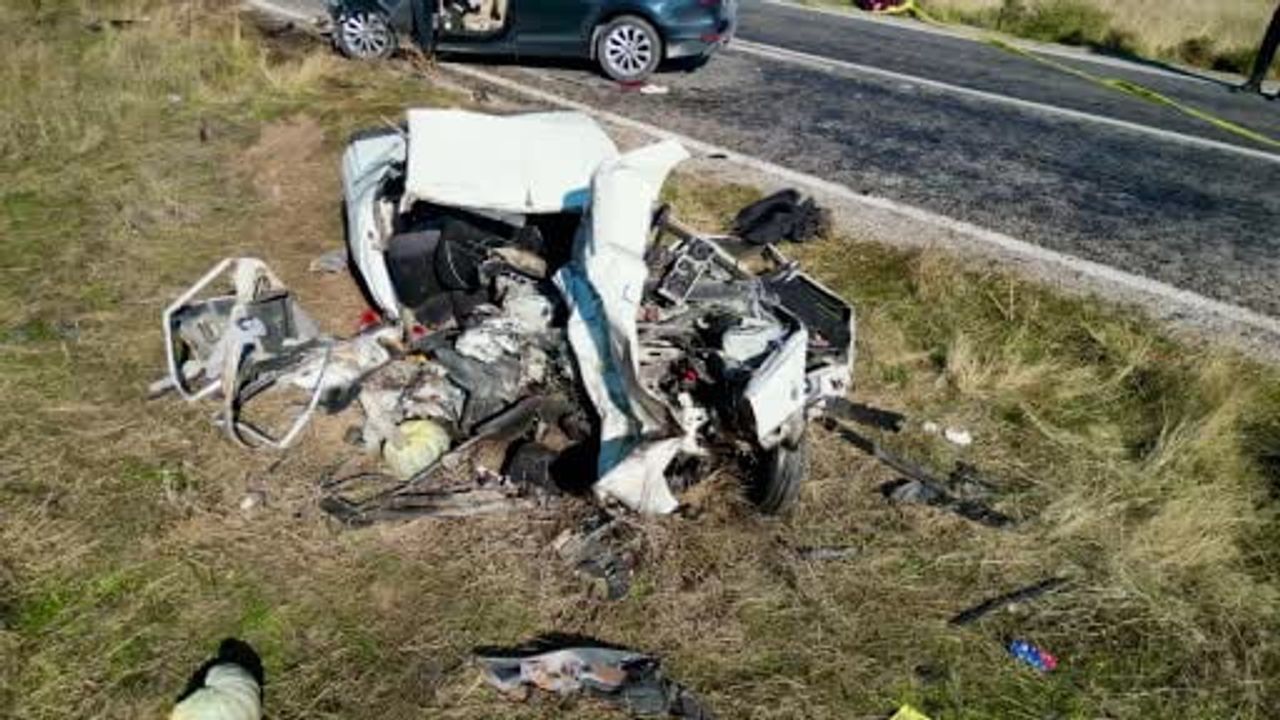 emirdağ'da kafa kafaya çarpışma: dört ölü, dört yaralı