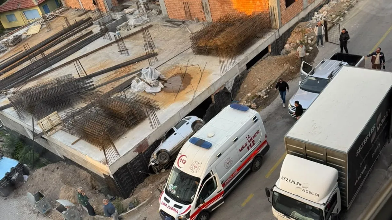 Emirdağ'da kontrolden çıkan otomobil inşaat temelinde sıkıştı