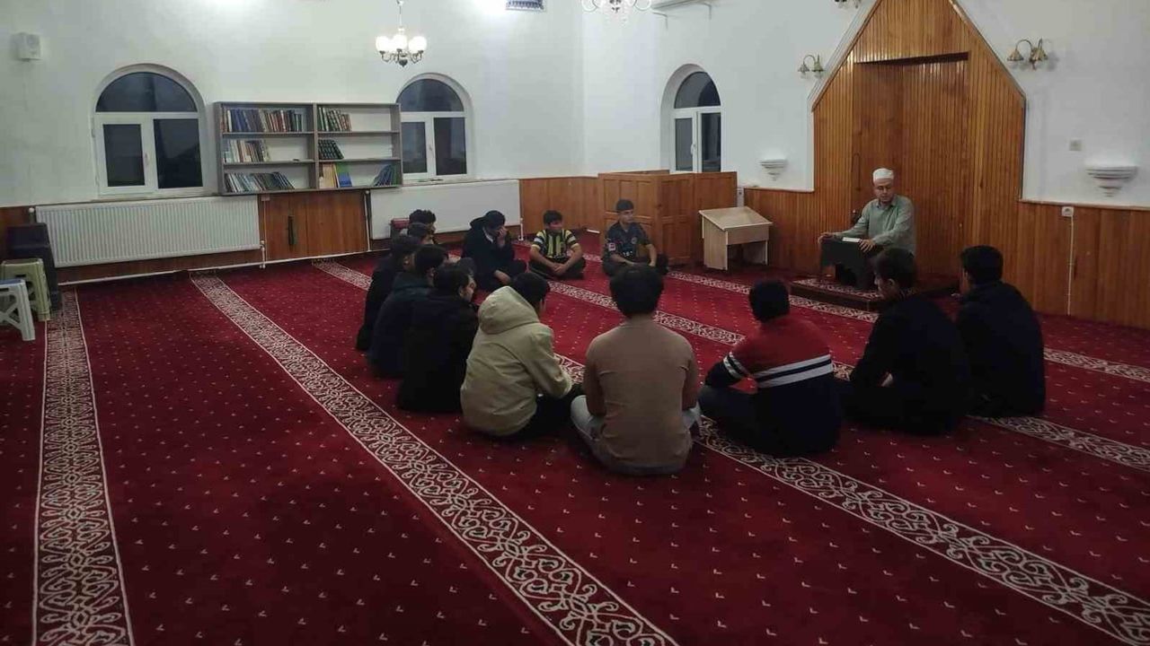 Emirdağ'da pansiyon öğrencileriyle camide manevî buluşma