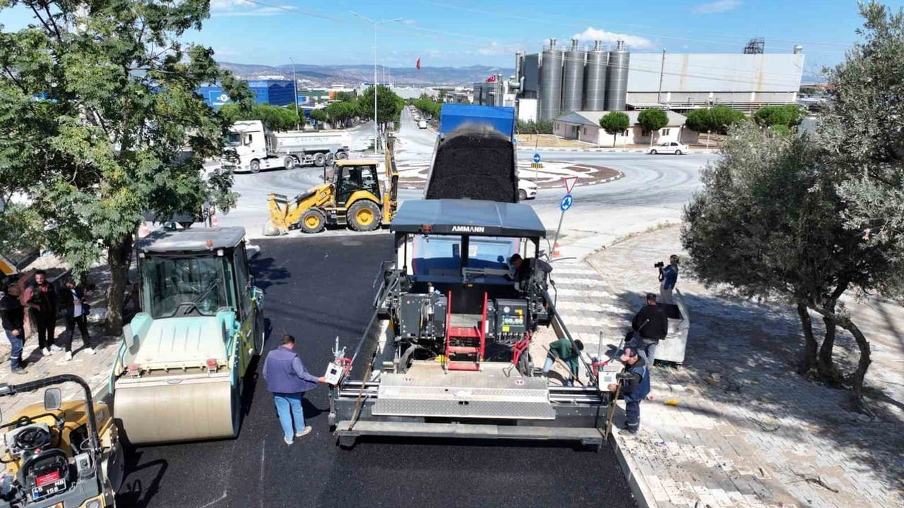 Emlakdere'nin organize sanayi bağlantısı iki kilometre sıcak asfaltla güçlendi