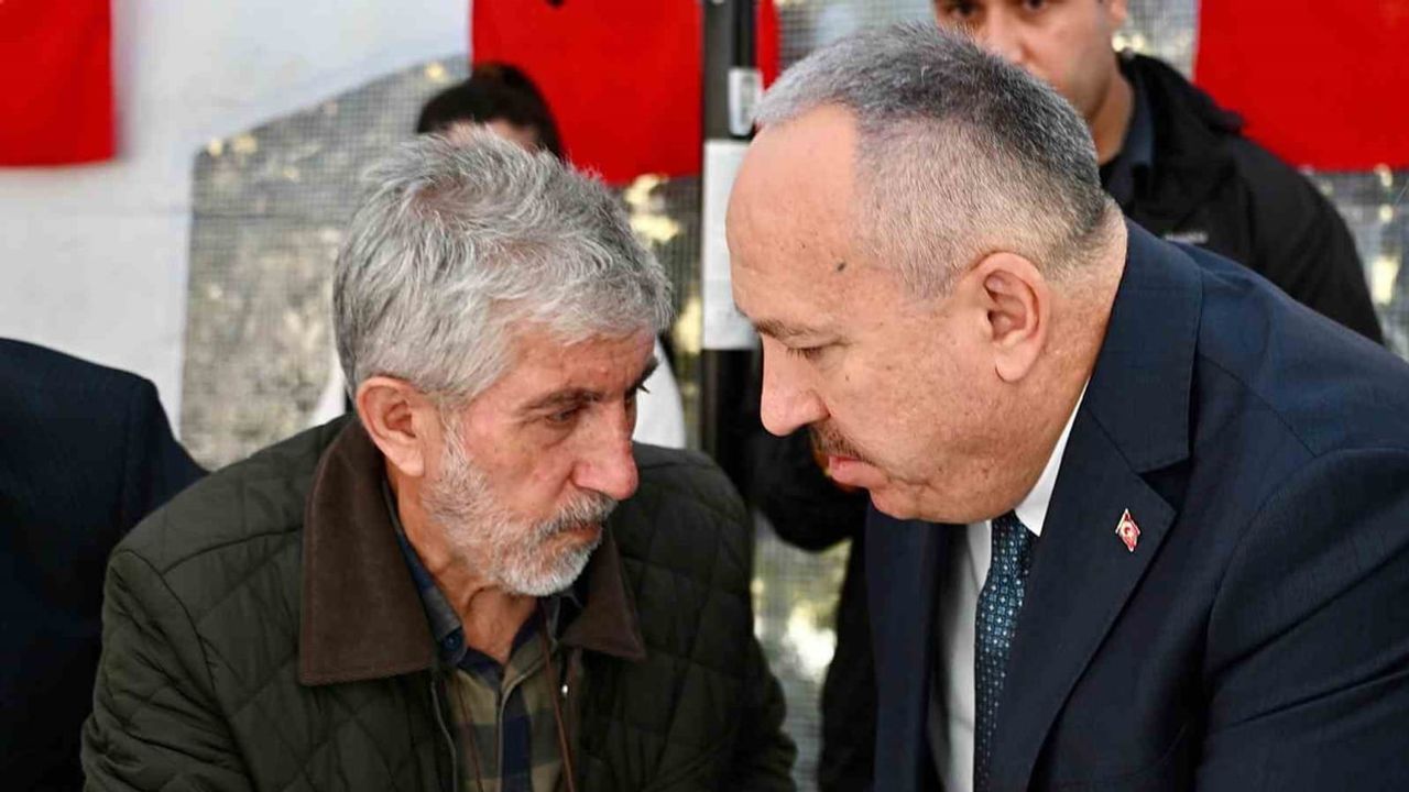 Emniyet genel müdürü Fidan şehit polis Türkoğlu'nun babaevine taziye ziyaretinde bulundu
