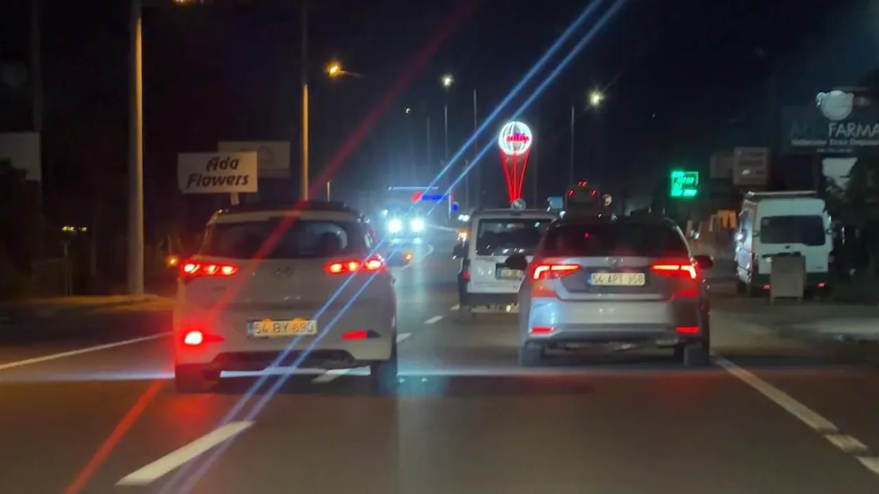 Emniyet şeridinden sollayıp araçların arasına giren sürücünün tehlikeli manevrası kamerada