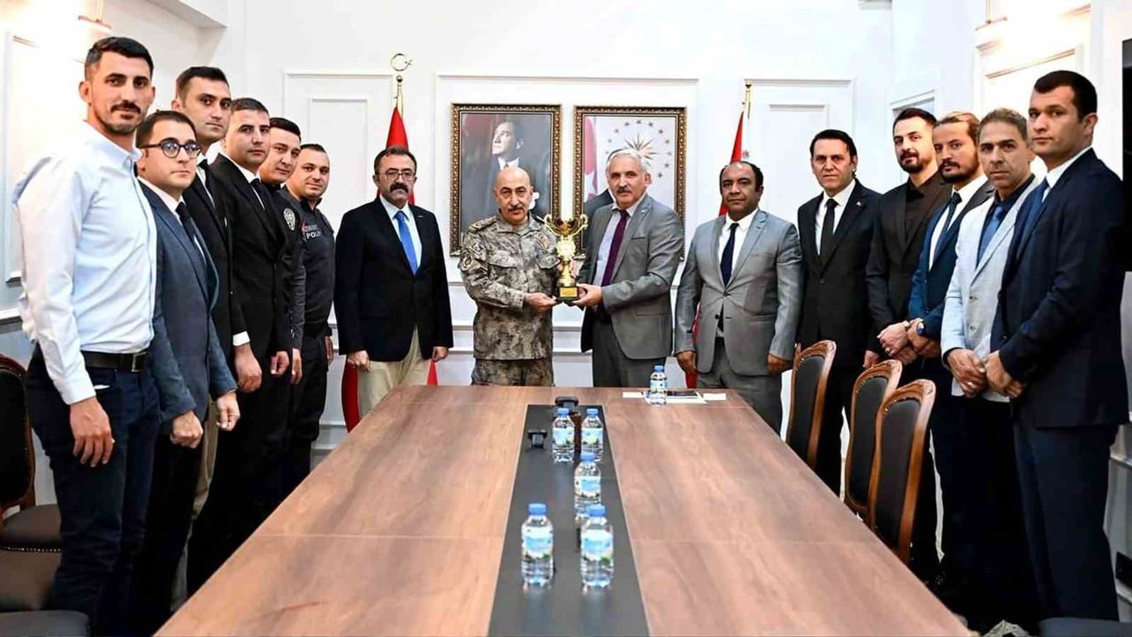 Emniyetin voleybol ekibi Muğla'yı bölgeye taşıyor