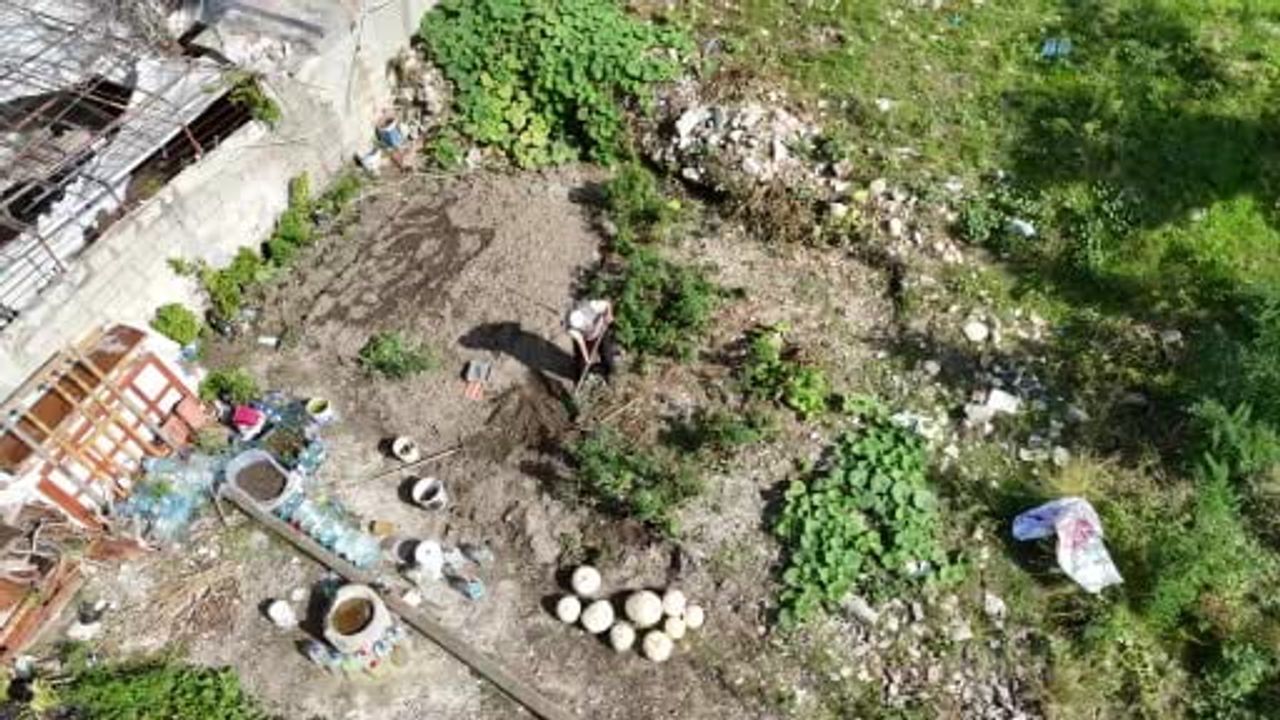 Enkazdan bahçeye: 90 yaşındaki sahıp yurtsever, 100 metre taşıdığı suyla ürünleri hayrına dağıtıyor