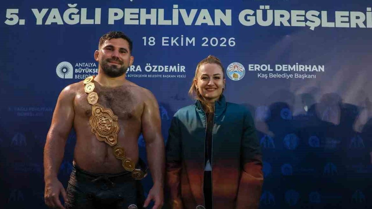 Er meydanında muhtarların günü: Kaş'ta yağlı güreşlerini Erkan Taş kazandı