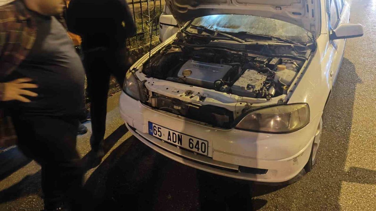 Erciş’te seyir halindeki Opel Astra'nın motor bölümünde yangın çıktı