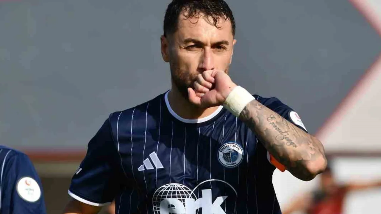 Erciyes 38'in kaptanı artun akçakın'dan adanaspor önünde hat-trick
