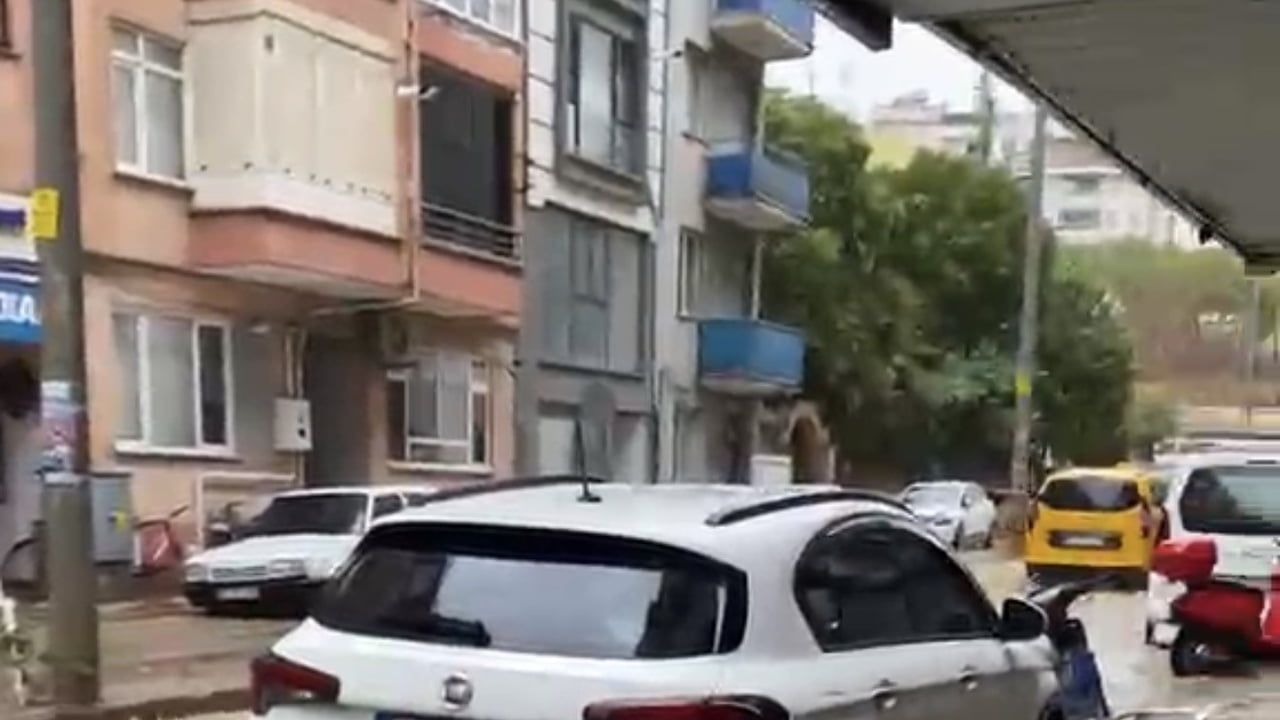 Erdek’te her yağmurda aynı manzara: Hükümet Caddesi yine göle döndü