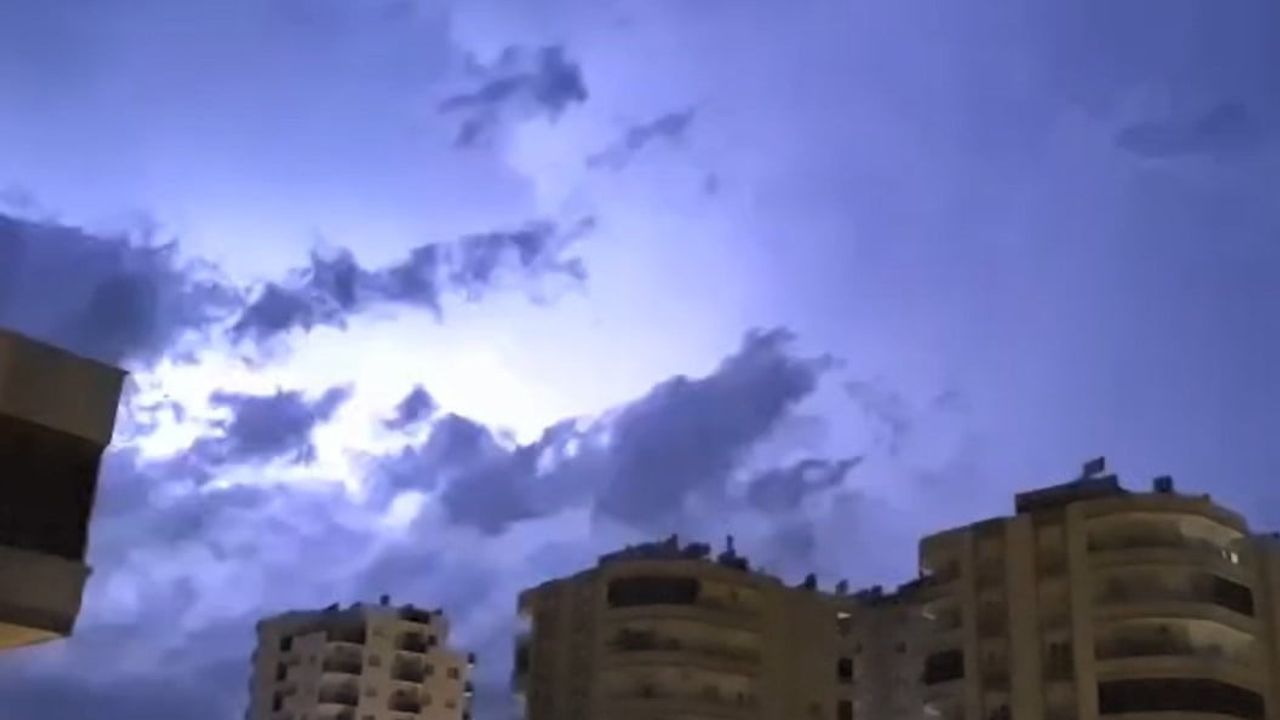 Erdemli’de geceyi aydınlatan şimşek gösterisi sürüyor