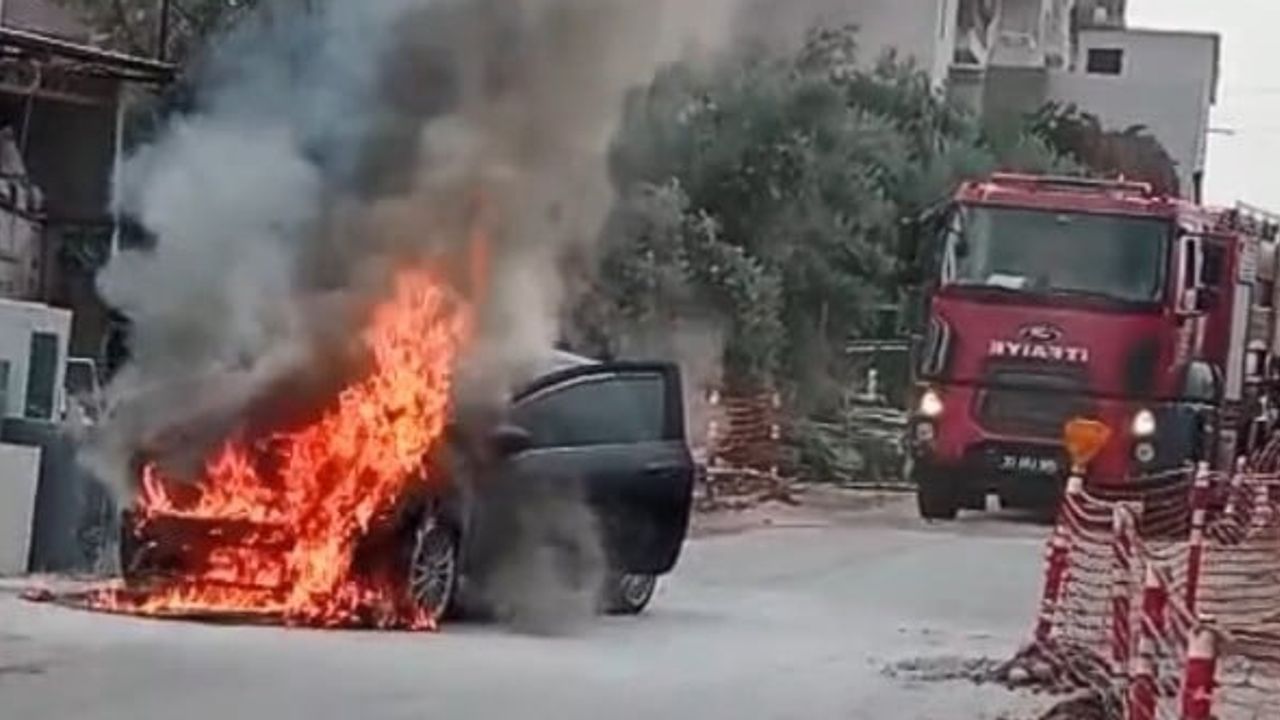 Erdemli'de park halindeki otomobil motorundan alev alıp kullanılamaz hale geldi