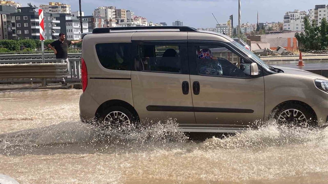 Erdemli'de yarım saatlik sağanak yolları ve ev girişlerini suyla doldurdu