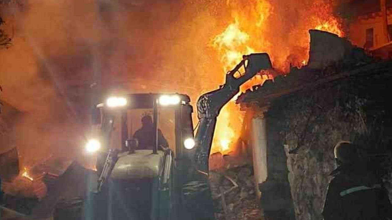Erdemşah'ta çıkan yangın köy evini kullanılmaz bıraktı