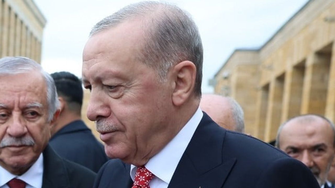 Erdoğan'ın Anıtkabir kravatında KAAN figürü: milli uçak mesajı