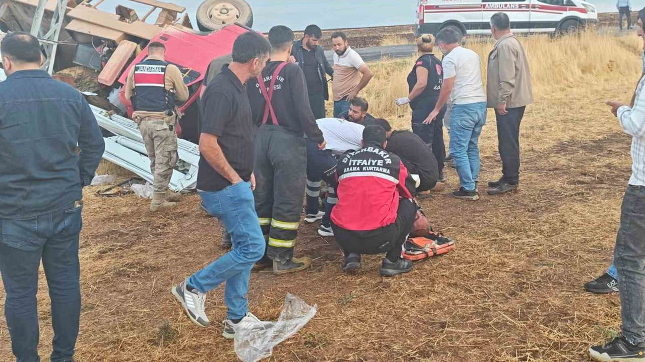 Ergani'de direksiyon hakimiyetinin kaybı kamyonetin devrilmesine yol açtı: 5 yaralı