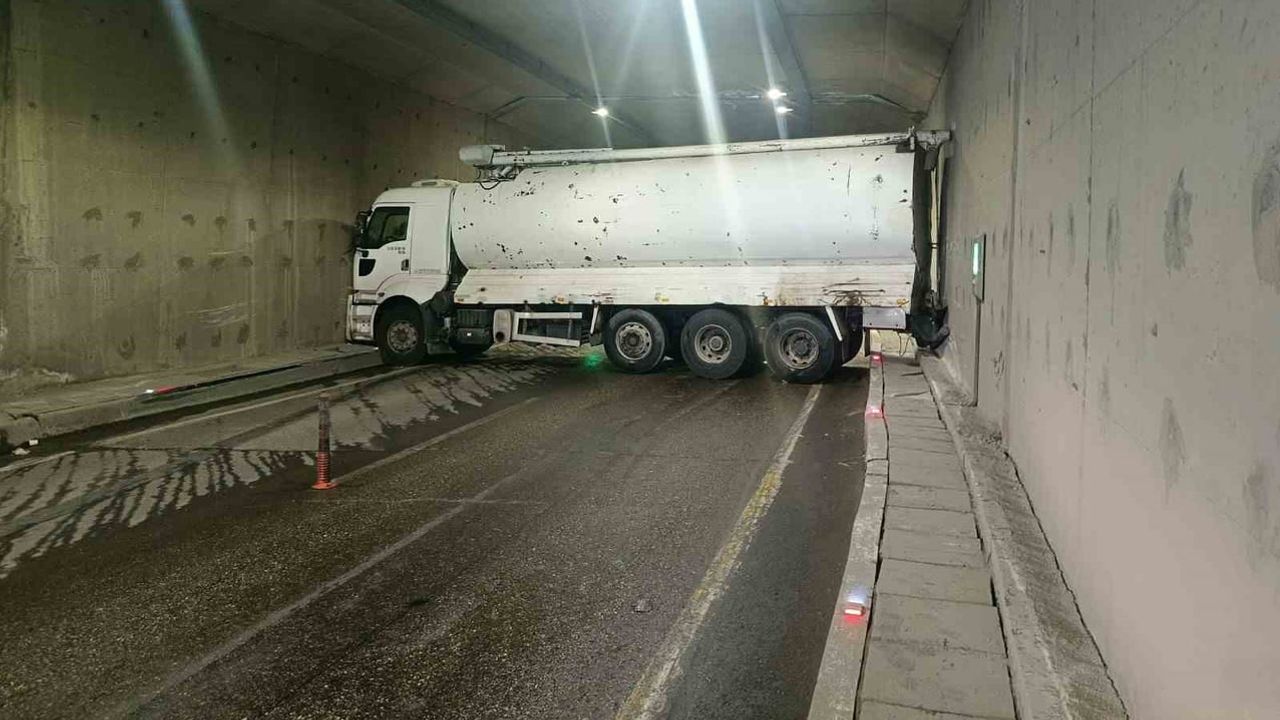 Erkenek tüneli, kaygan yolda yuvarlanan yakıt tankeri nedeniyle kapandı