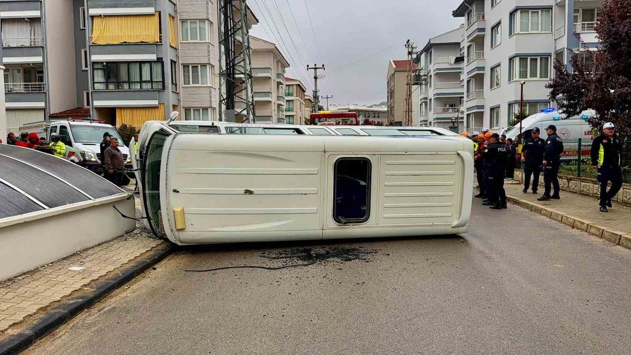 Erkmen beldesinde okul servisi ile yolcu minibüsü çarpıştı: 16 yaralı çoğunluğu öğrenci
