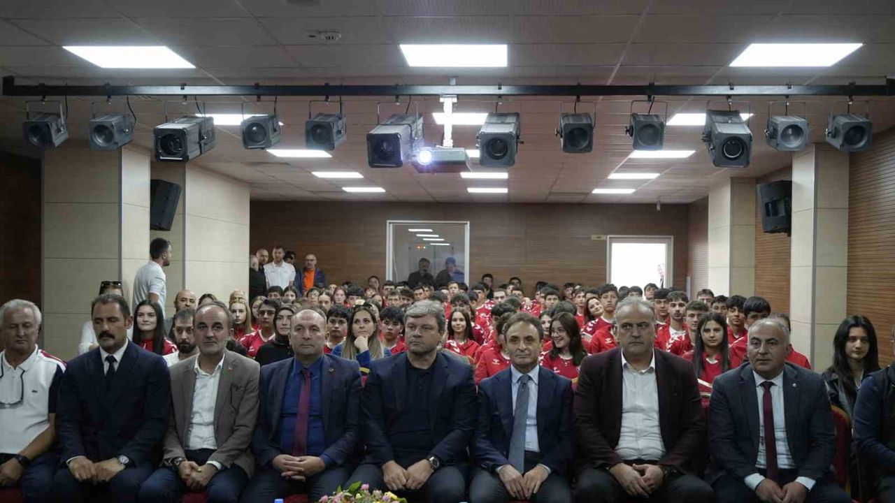 Ertuğrul Sağlam gençlere ahlak, disiplin ve çalışmayı anlattı