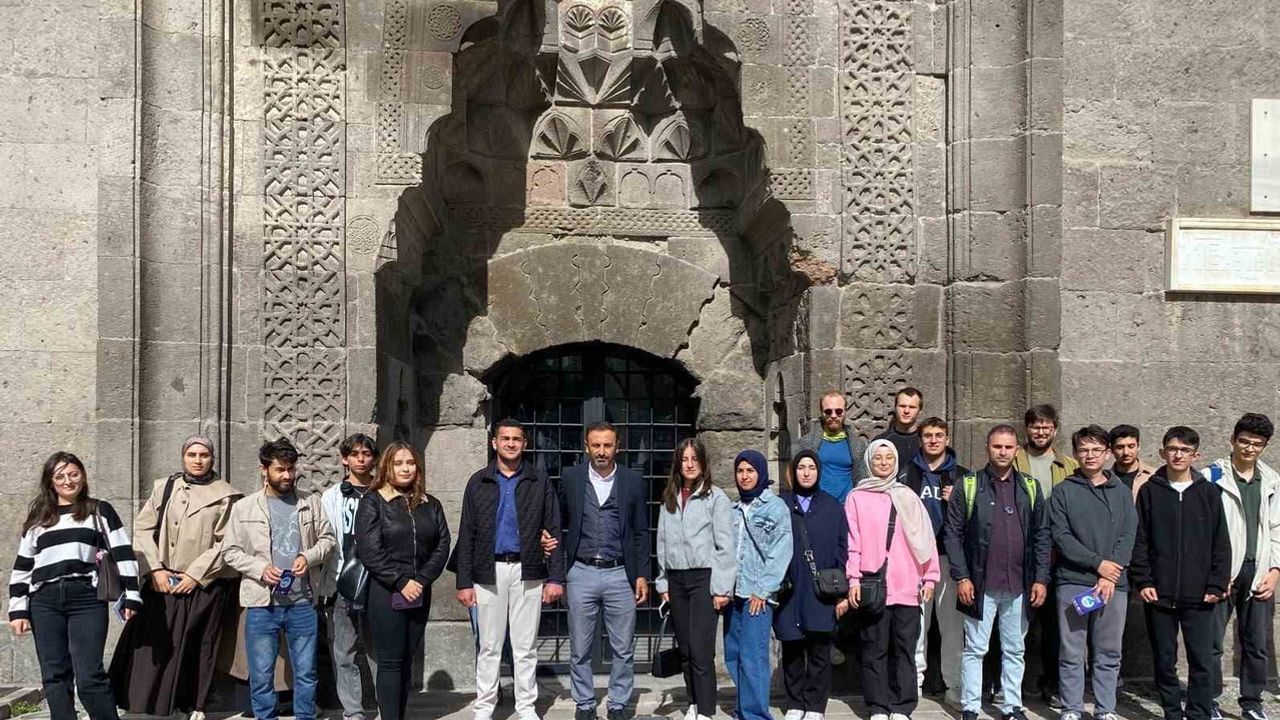 Erü'lü öğrenciler kayseri'nin kültür rotasını rehber eşliğinde keşfetti