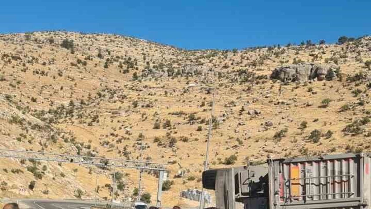 Eruh girişinde virajda devrilen ponza yüklü tırın sürücüsü ağır yaralandı