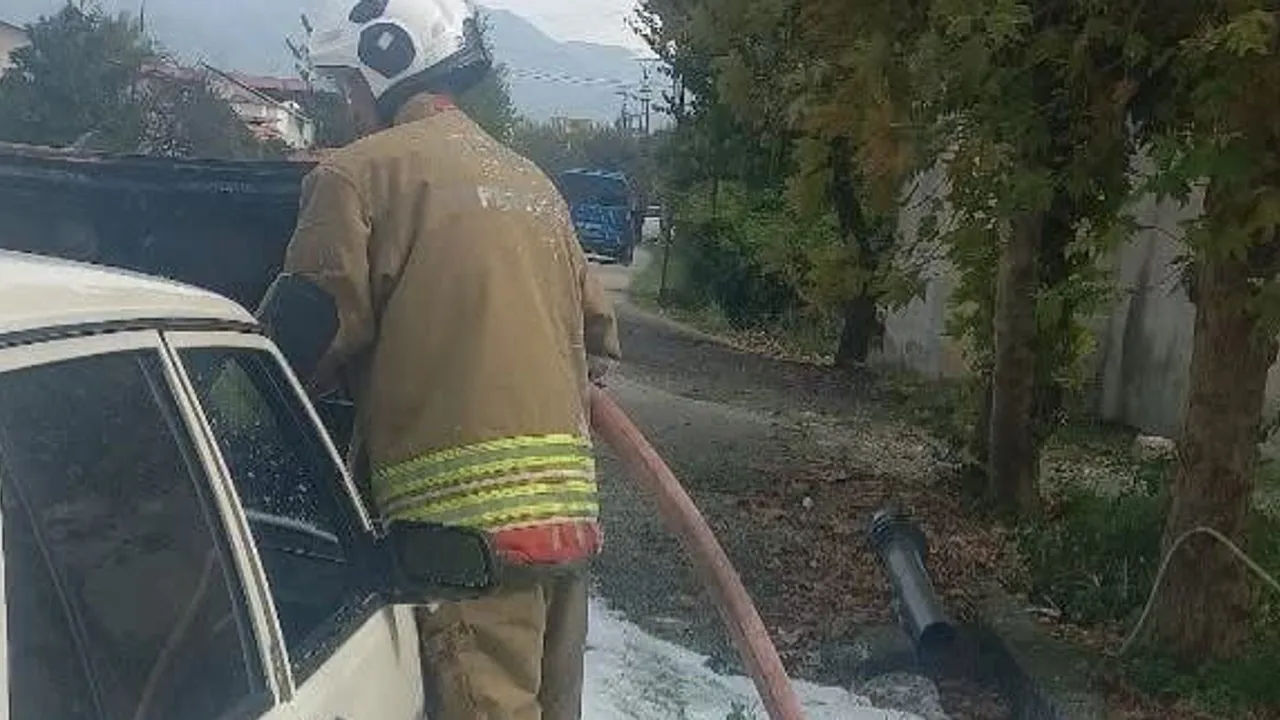 Erzin'de mahallede alevlenen TOFAŞ otomobil kullanılamaz hale geldi