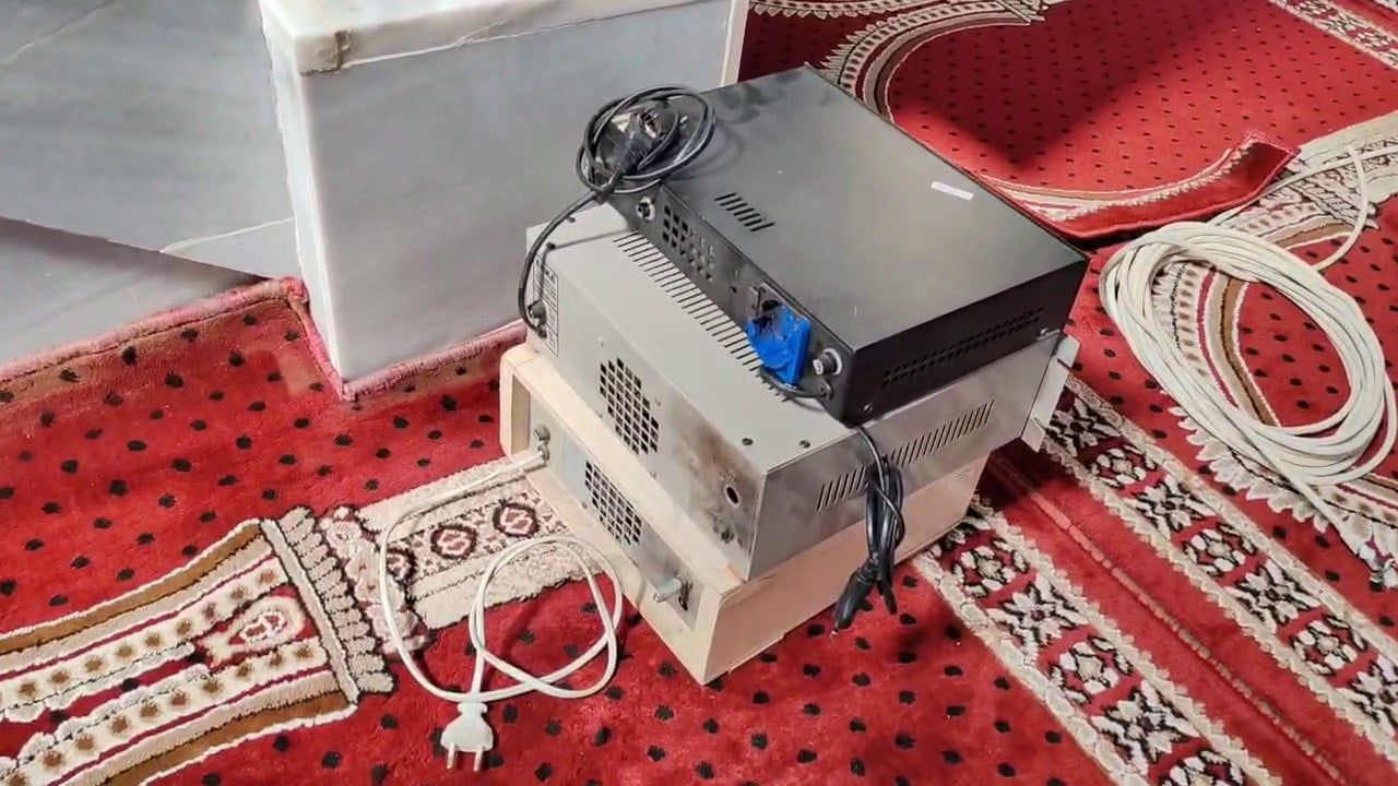 Erzin'de minareye düşen yıldırım caminin elektronik altyapısını işlevsiz bıraktı