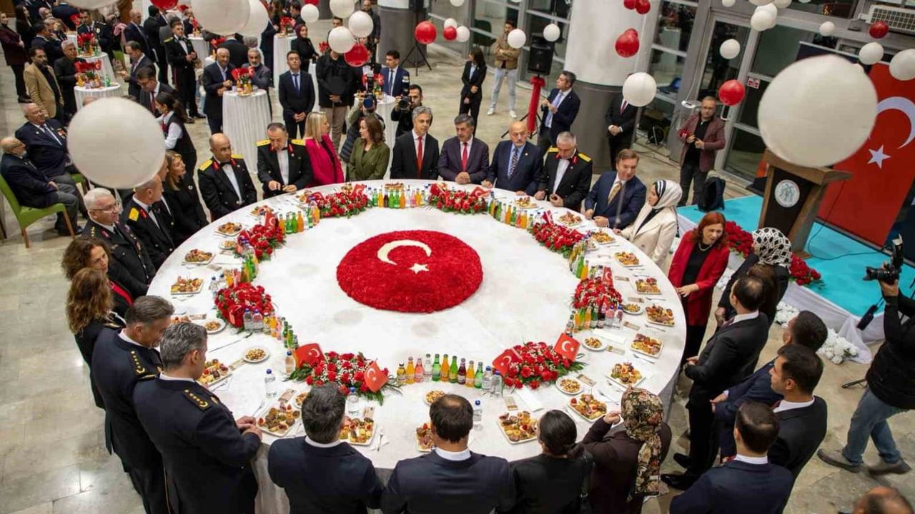 Erzincan'da 103 yıllık cumhuriyet sevinci protokolle paylaşıldı