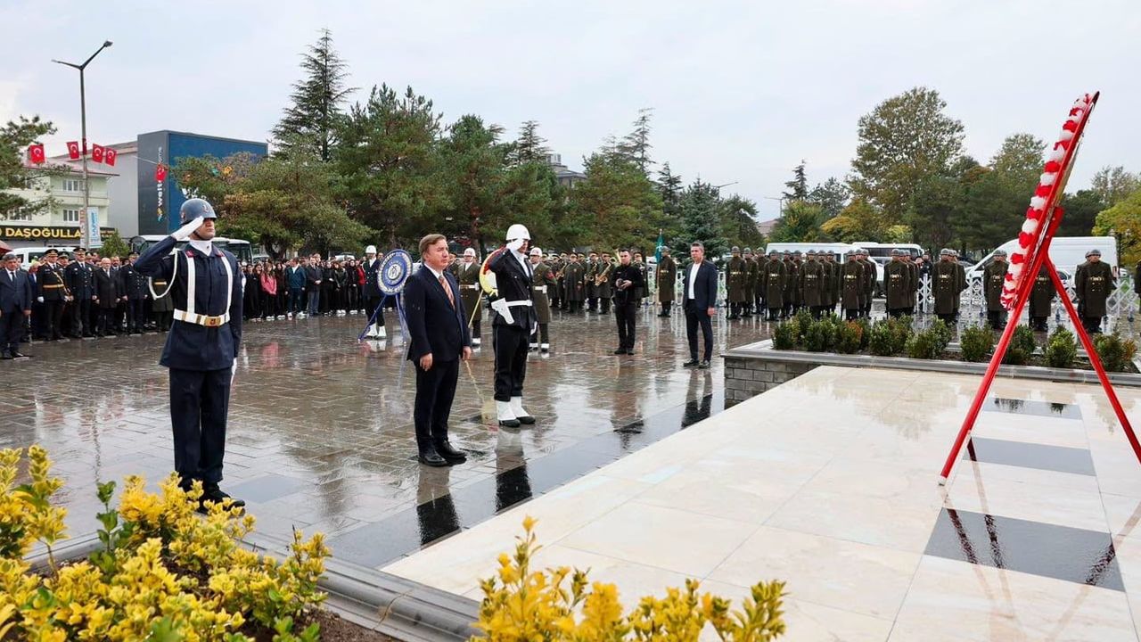 Erzincan'da 29 ekim coşkusu çelenk töreniyle yükseldi