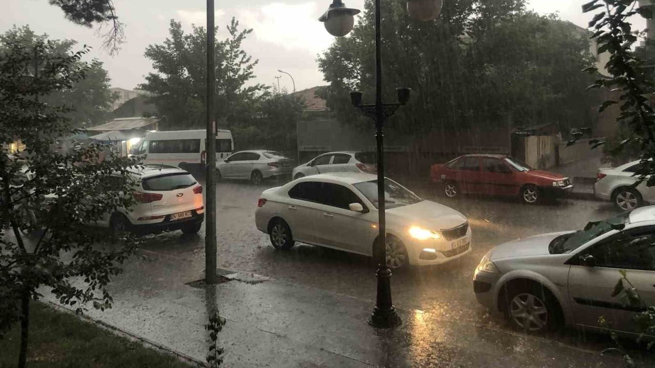 Erzincan'da aniden bastıran fındık büyüklüğünde dolu günlük yaşamı aksattı