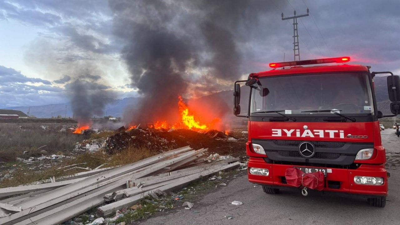 Erzincan'da çöp sahasındaki hurdalar yanınca kent merkezinden görüldü