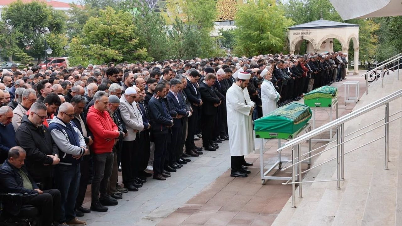 Erzincan'da kültür müdürünün babası ve bir vatandaş son yolculuklarına uğurlandı