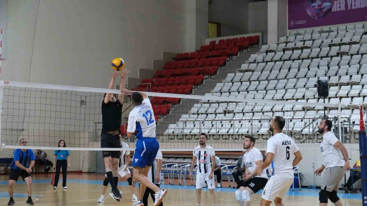 Erzincan’da kurumlar arasında voleybol rekabeti başladı