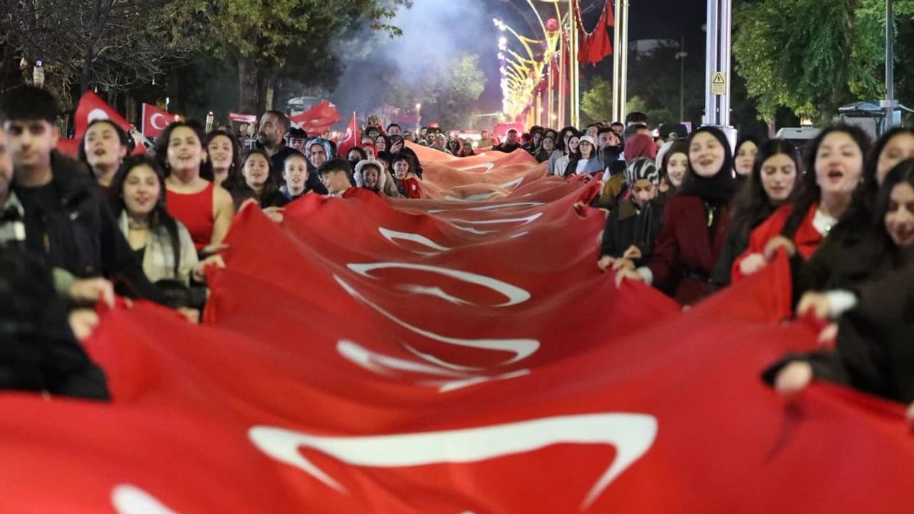 Erzincan'da meşalelerle cumhuriyet coşkusu