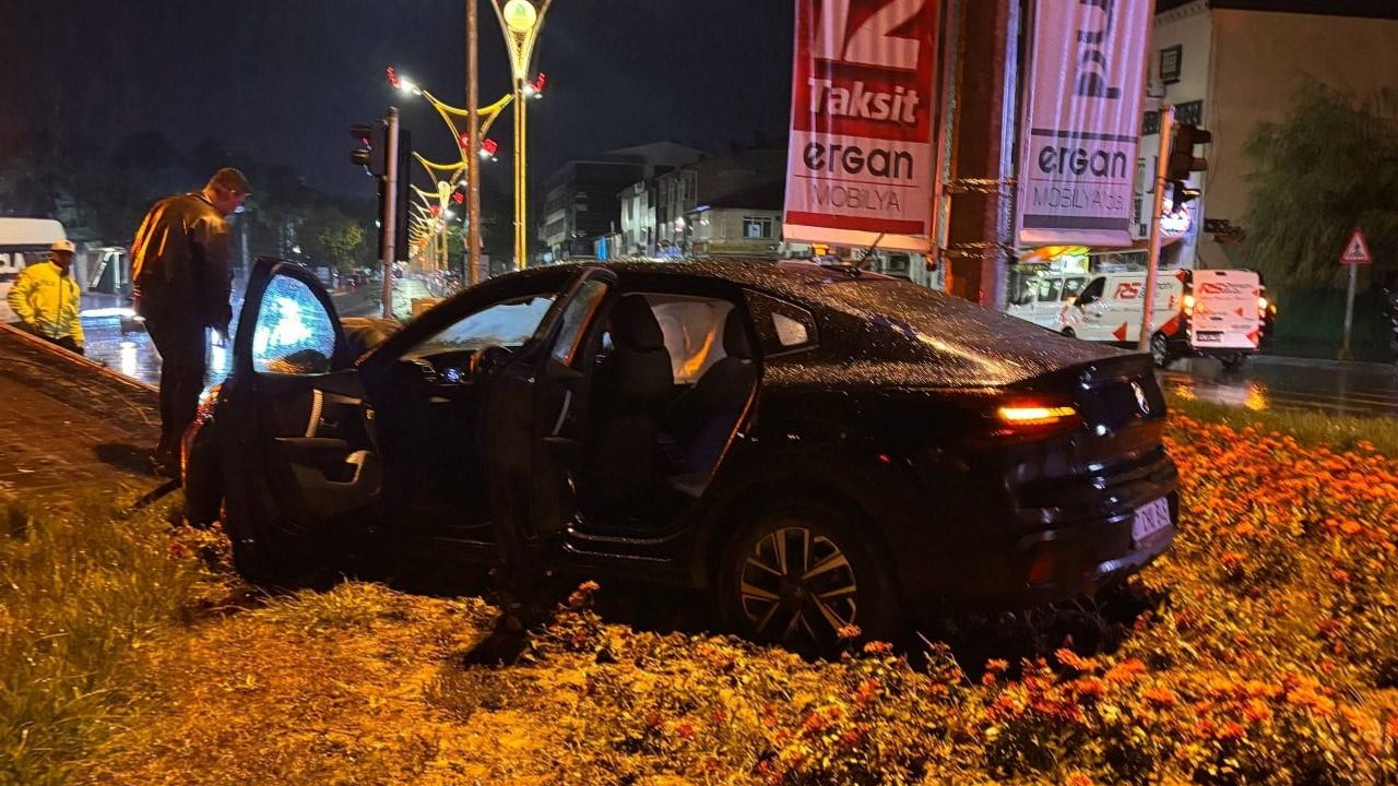 Erzincan'da sağanakla gelen kavşak çarpışması: üç yaralı