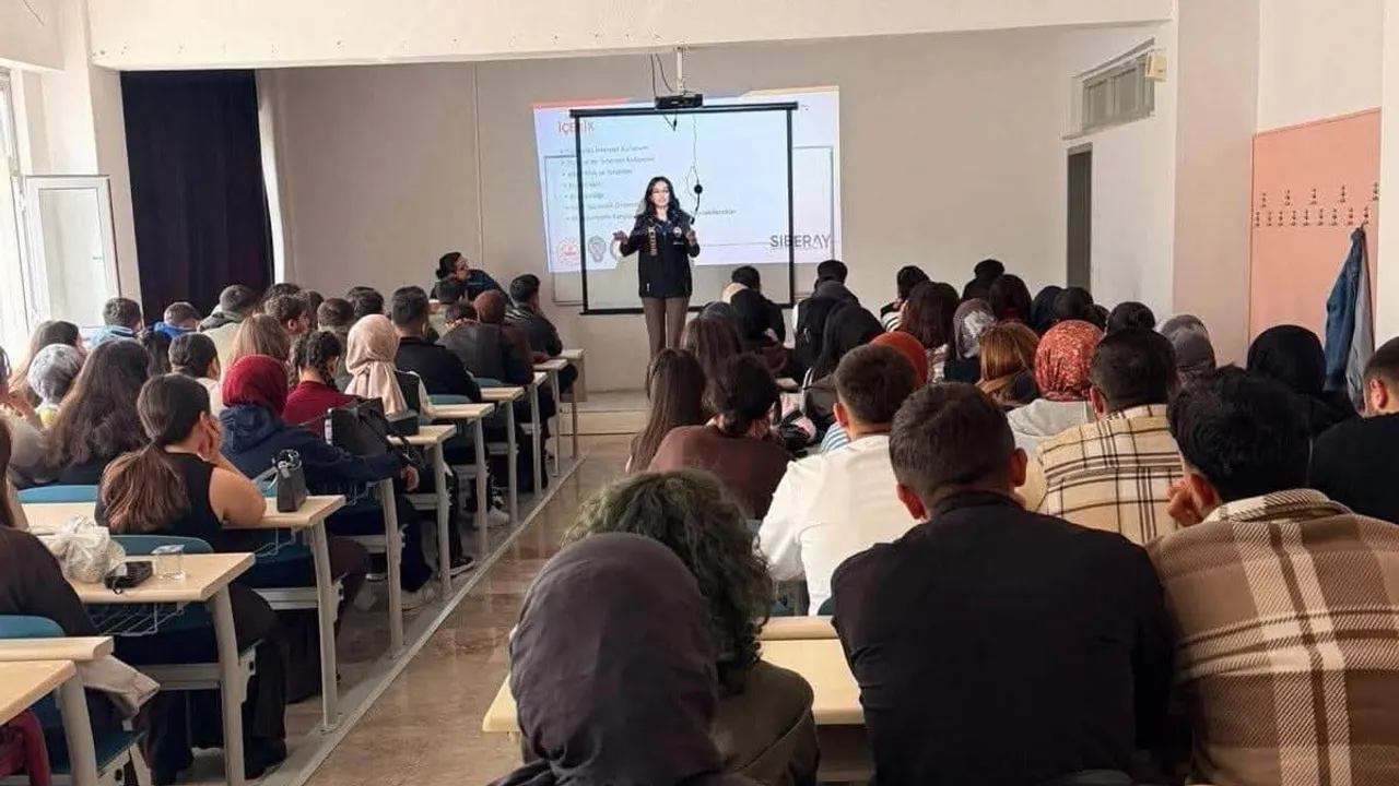 Erzincan'da SİBERAY ile gençlere dijital okuryazarlık ve uyanıklık eğitimi