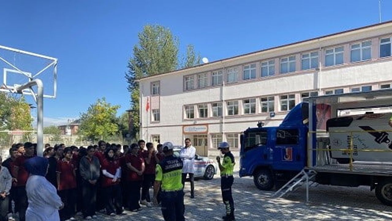 Erzincan'da simülatörle emniyet kemeri bilinci aşılandı: öğrenci ve öğretmenlere uygulamalı trafik eğitimi