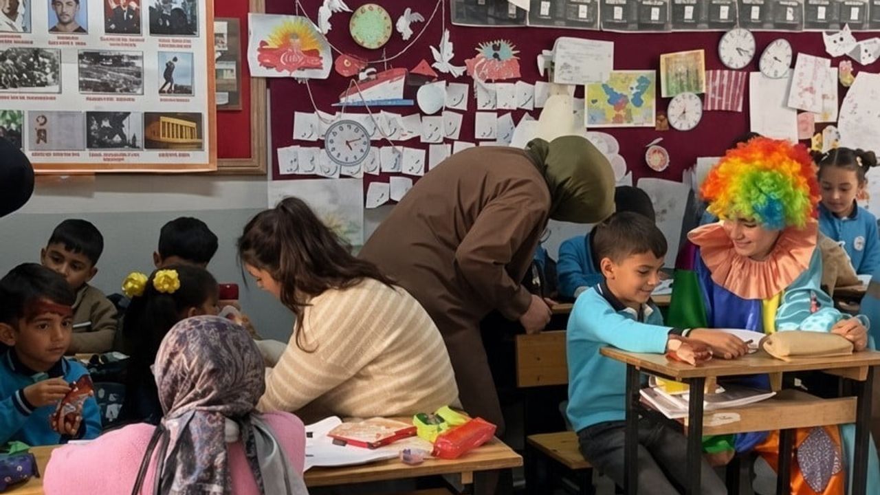 Erzincan'da üniversiteli gönüllüler köy okulunda çocuklara renkli bir gün yaşattı