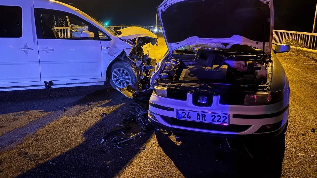 erzincan istasyon köprüsü'nde iki araç çarpıştı: 2 yaralı