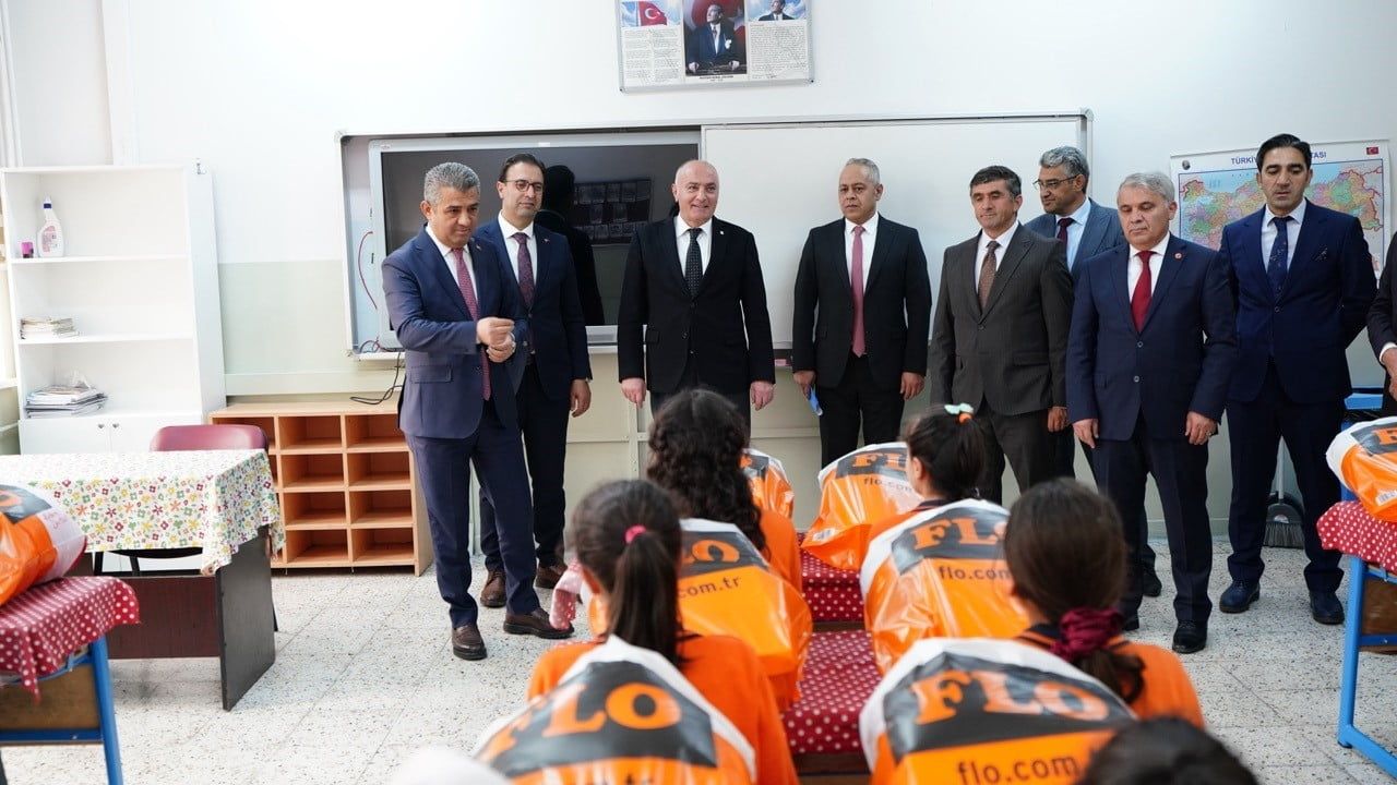 Erzurum'da 250 öğrenciye kışlık giysi ve bot desteği