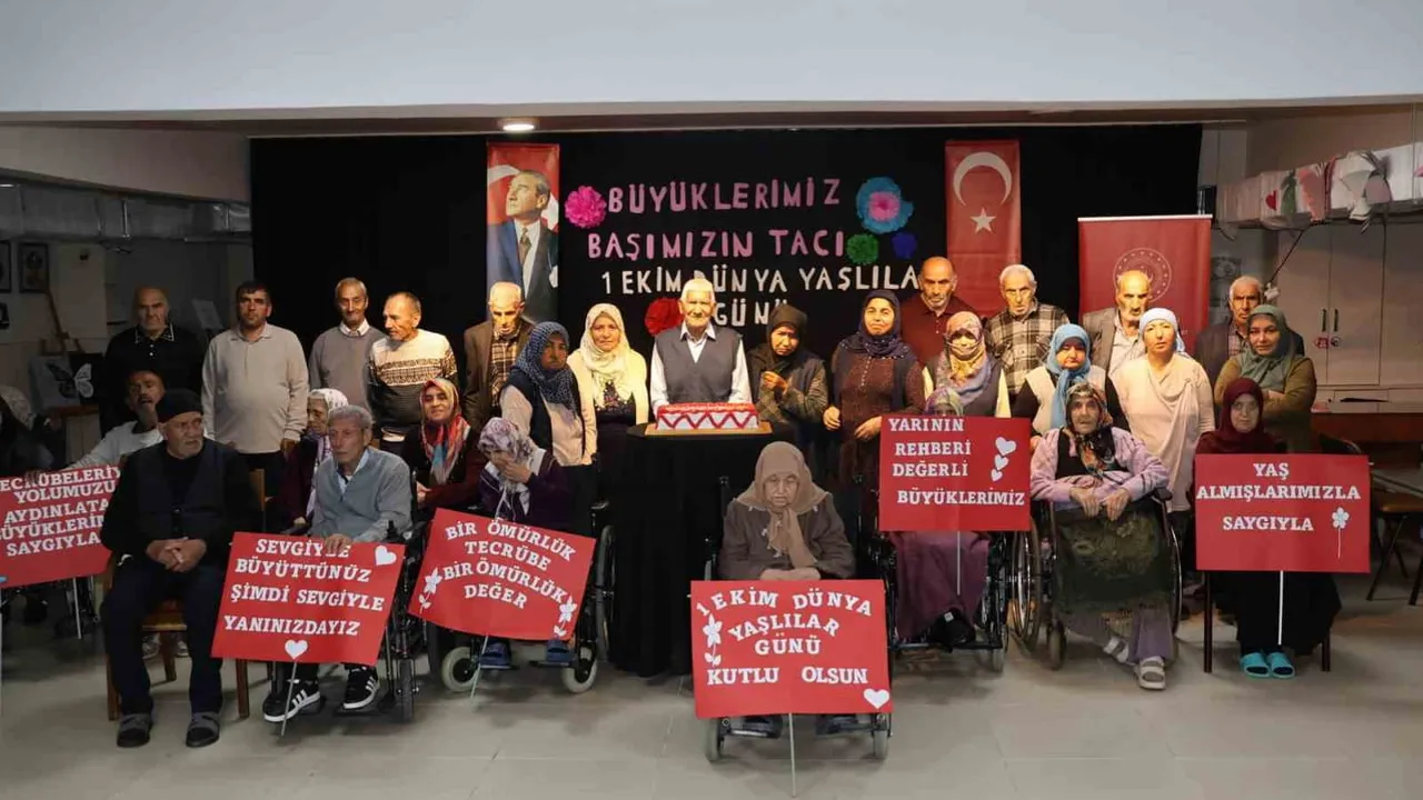 Erzurum'da dünya yaşlılar günü yürüyüşünde kuşaklar arası dayanışma vurgulandı
