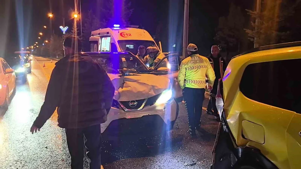 Erzurum'da Farabi Bulvarı'nda zincirleme kaza: sürücü hastaneye kaldırıldı
