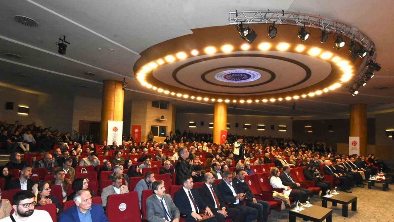 Erzurum'da iletişim yüzyılı eğitimi başladı: kamu ve basın personeline iki günlük program