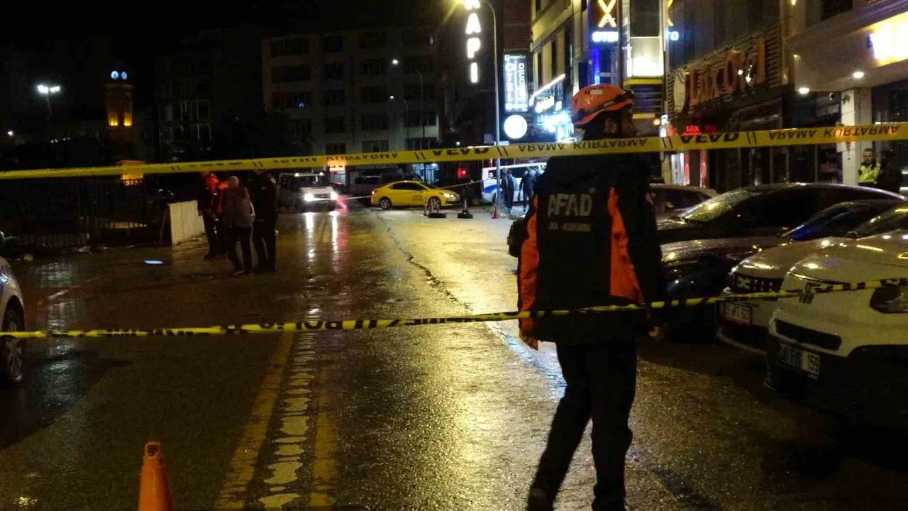 Erzurum'da sağanak inşaat temelinde göçüğe yol açtı, 1. Kazım Karabekir Caddesi önlem amaçlı kapatıldı