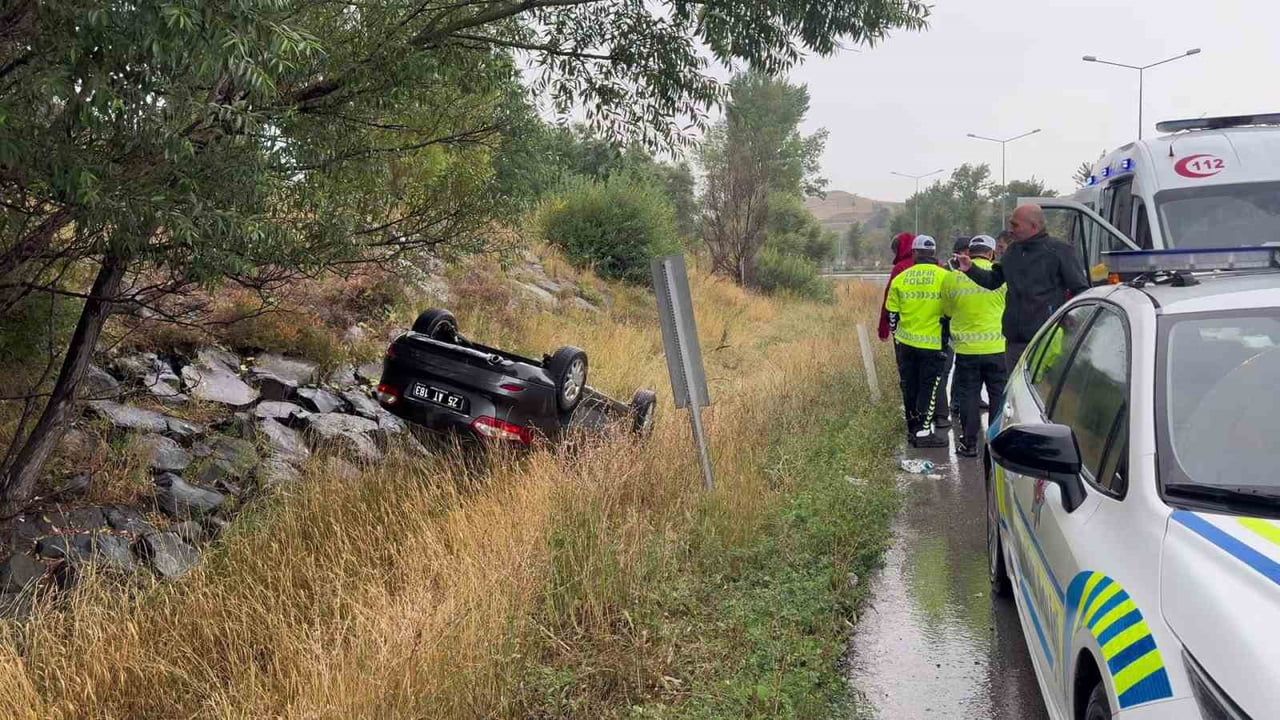Erzurum'da sağanakta kayganlaşan yolda Tekman belediyesine ait araç devrildi, 2 yaralı