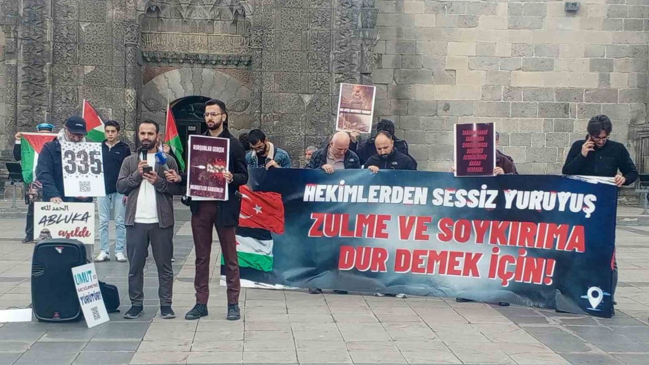 Erzurum'da sağlıkçılar 151 haftadır Gazze için sessiz yürüyüşte