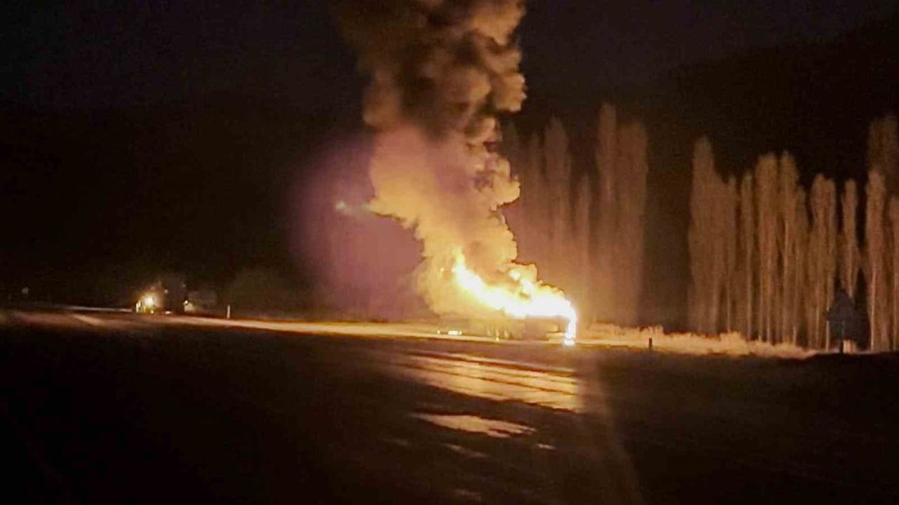 Erzurum Oltu'da park halindeki tır yangını çevredekileri alarma geçirdi