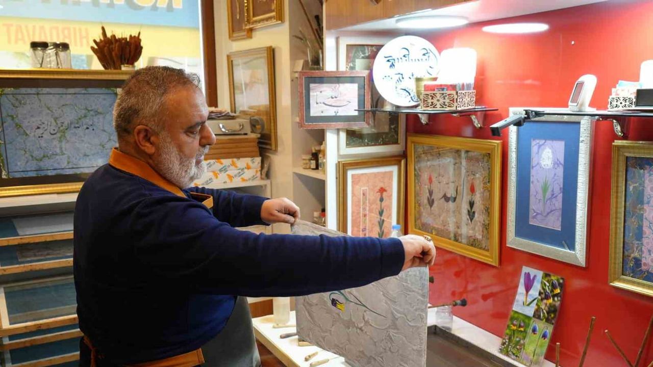 Erzurum’un iki değeri ebru sanatında hayat buldu